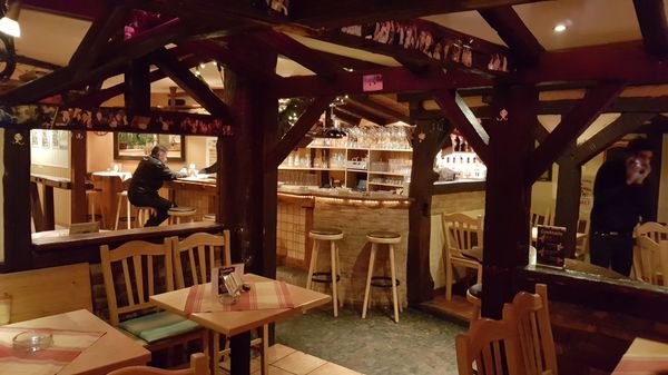 Gemütliche Kneipe mit Biergarten und Fußballübertragungen