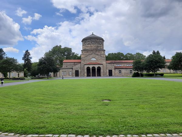 Friedvolle Stille zwischen historischen Gräbern