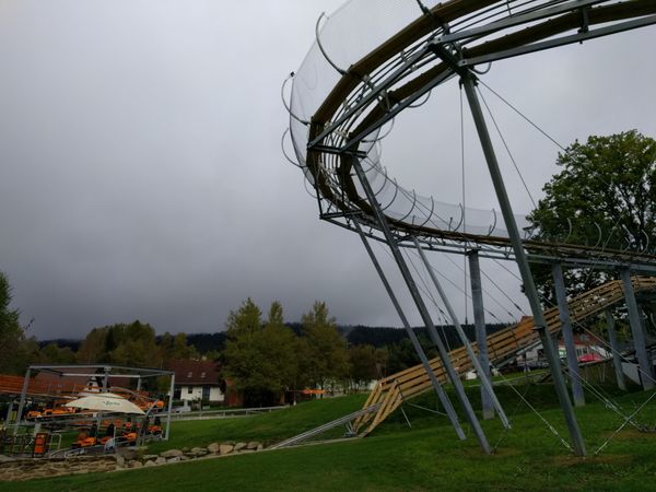 Rasante Abfahrt im Sommerrodelbahn-Spaß