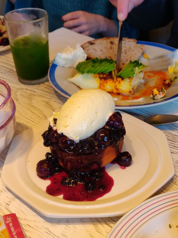 Genieße ein künstlerisches Frühstück