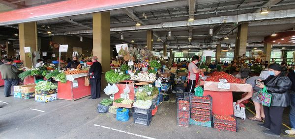 Lebendiger Markt mit lokalen Schätzen