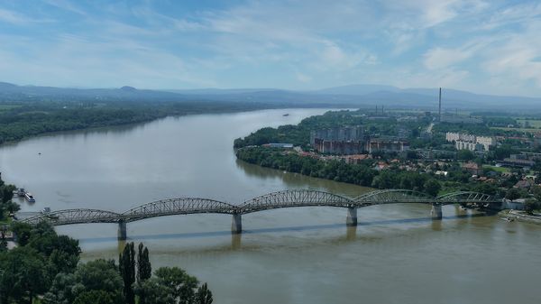 Spaziergang über die historische Brücke