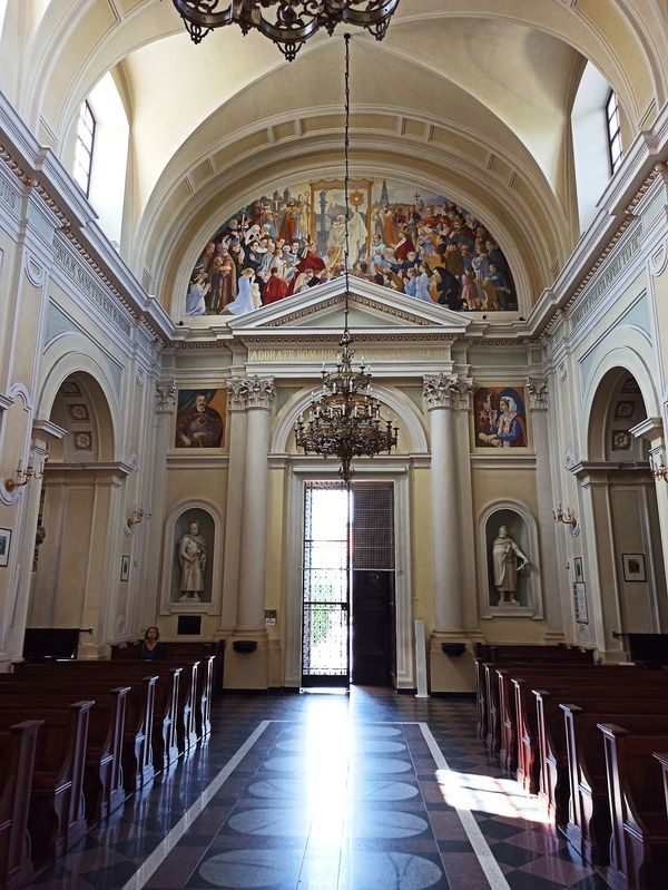 Ein Mammutknochen in der Kirche