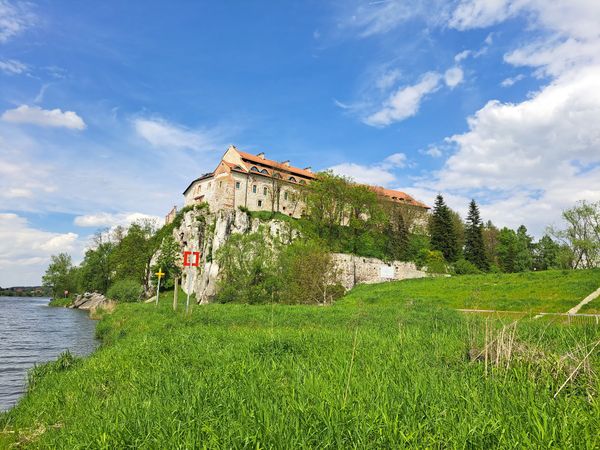 Zeitreise zu den Mönchen am Fluss