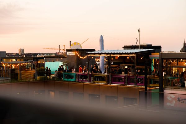 Rooftop-Bar mit Kinoleinwand und DJ