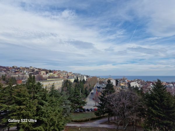 Kolossales Denkmal mit Meerblick