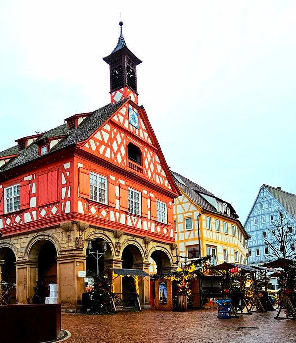 Mittelalterliche Gassen und farbenfrohe Fachwerkhäuser