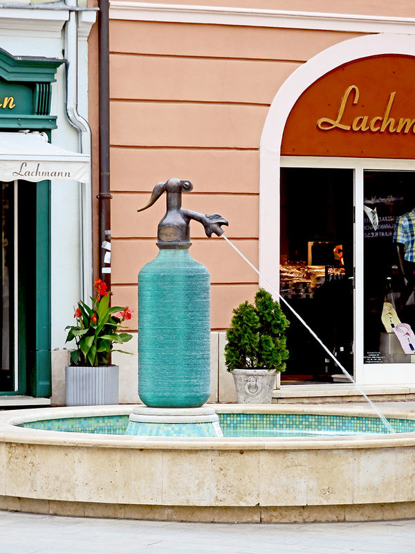 Kurioser Brunnen erinnert an den Erfinder der Sodaflasche