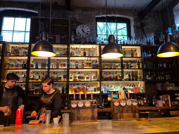 Whisky und lokale Küche in versteckter Bar