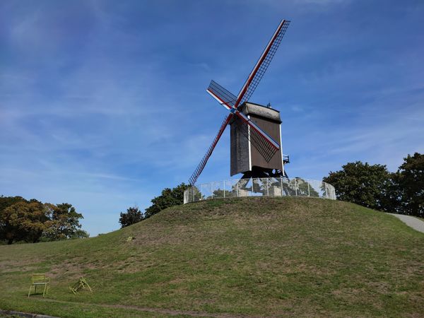 Historische Windmühlen am Stadtrand