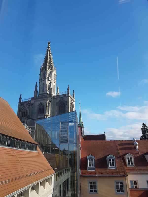 Historischer Turm mit moderner Kunst