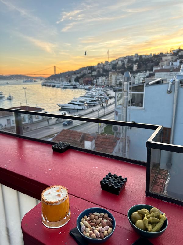 Cocktails mit Bosphorus-Blick