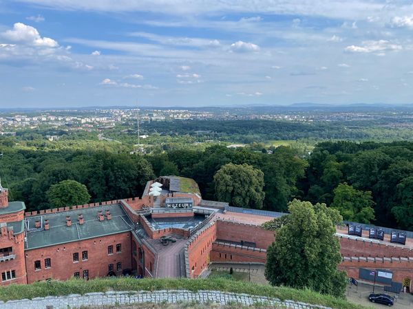 Historische Hügel mit Aussicht