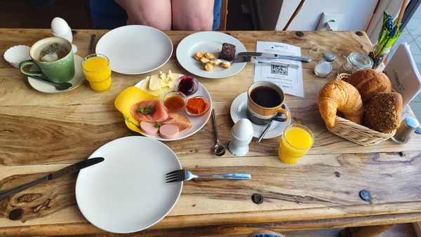 Genießen Sie Bio-Kaffee und hausgemachte Kuchen