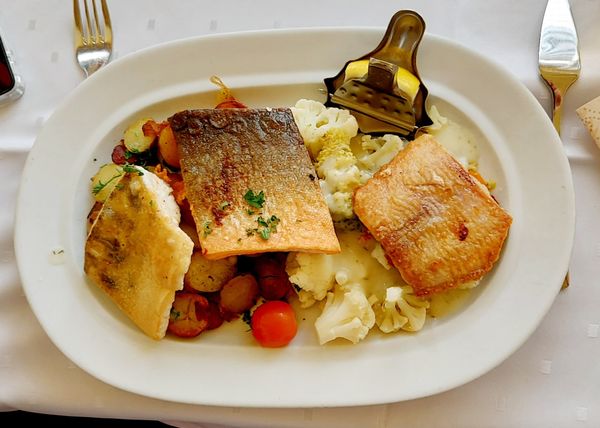 Authentische Fischküche direkt an der Drehbrücke