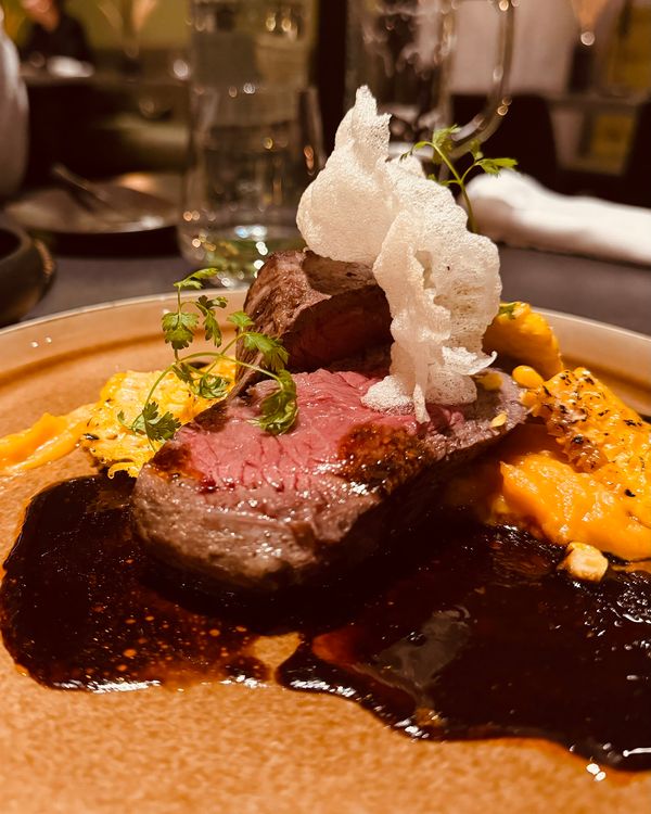 Regionale Delikatessen in modernem Bistro-Ambiente
