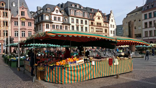 Genieße regionale Spezialitäten und Weine