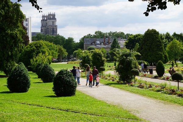 Familienfreundlicher Park mit Spielplätzen