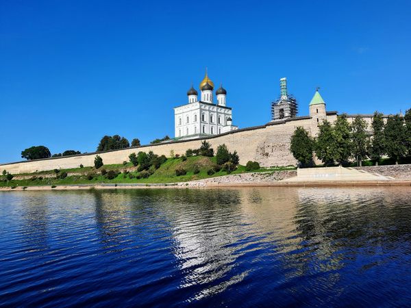 Erkunde die mächtigen Mauern von Pskov