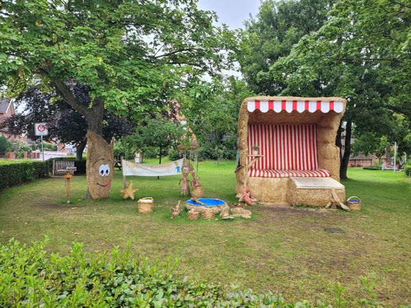 Familienspaß mit Strohfiguren und Kornfeldern