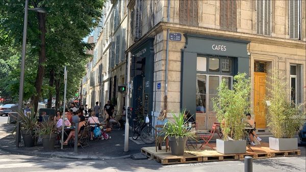 Genieße Kaffee in Marseille's Geheimtipp