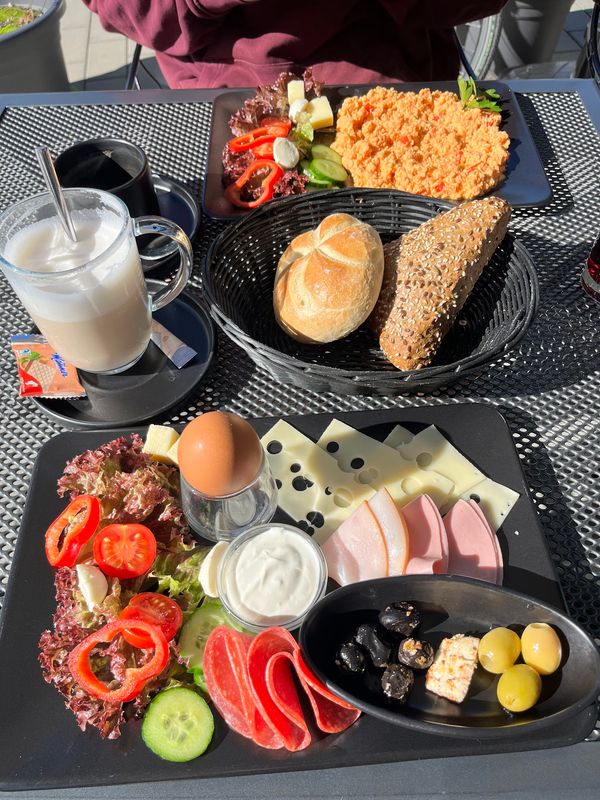Kulturelle Fusion bei Kaffee und Kuchen