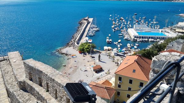 Historische Festung mit Meerblick