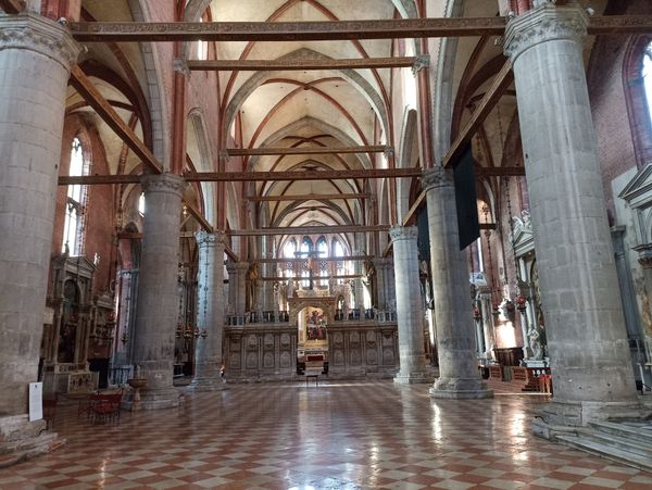 Erlebe atemberaubende Konzerte in gotischer Kirche