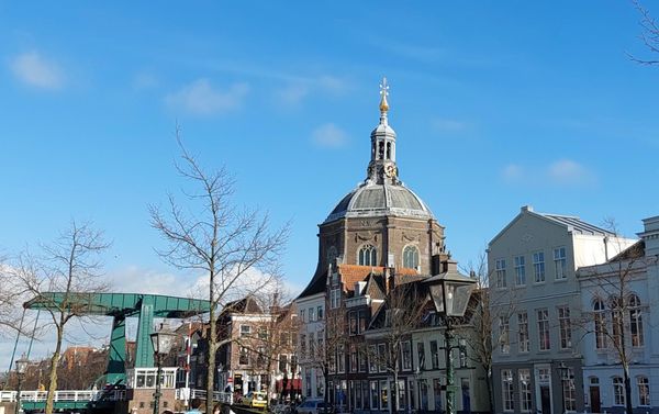 Bewundere die runde Kuppel der Marekerk