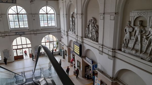 Zeitreise durch Architektur am Bahnhof