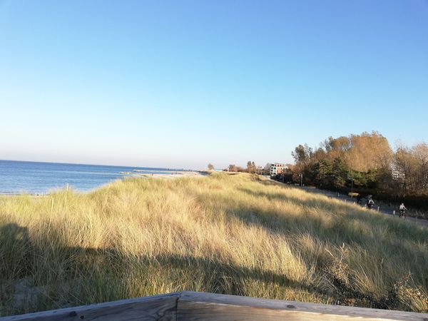 Modernes Urlaubsherz mit malerischer Seebrücke