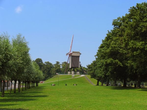 Historische Windmühlen am Stadtrand