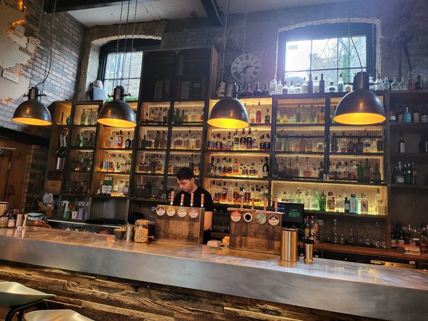 Whisky und lokale Küche in versteckter Bar