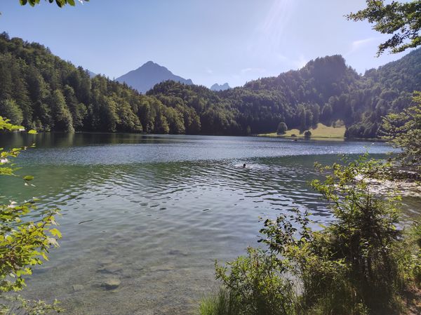 Mystische Spiegelungen in klarem Bergsee