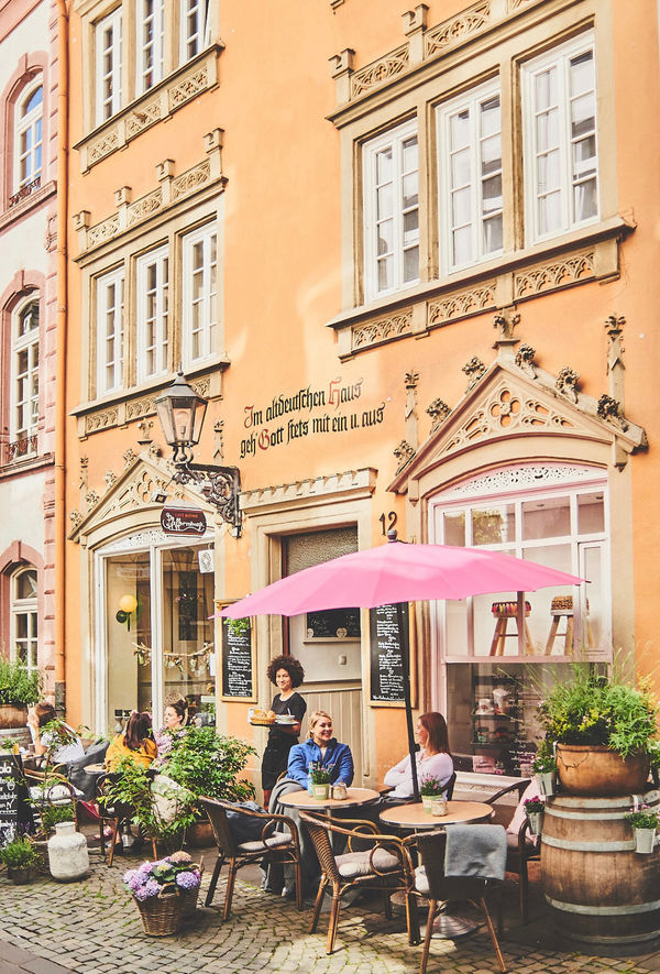 Gemütliches Café in malerischer Altstadtgasse