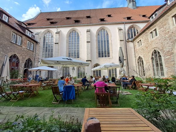 Kunst und Kaffee im historischen Kreuzgang