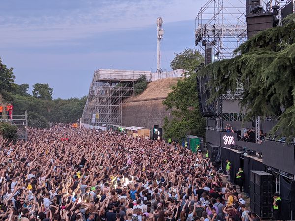 Lebendiges Musikfestival in historischer Umgebung