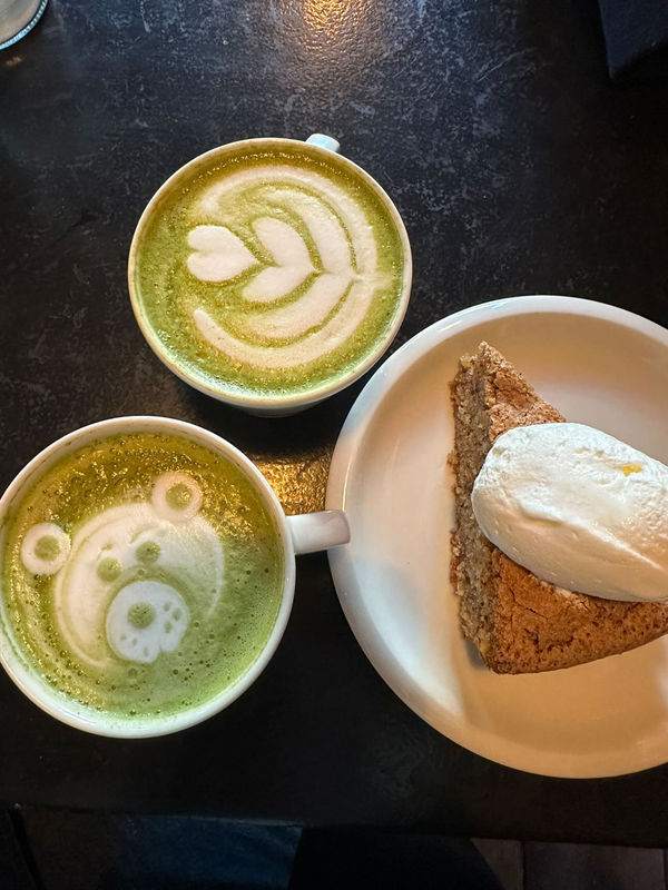 Kaffee zwischen 10.000 Büchern