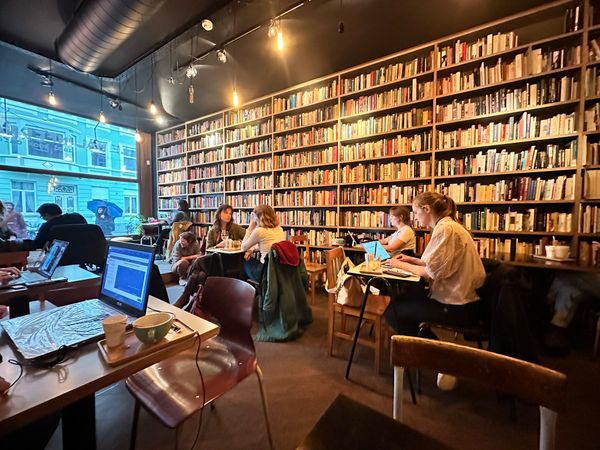 Kaffee und Bücher in historischem Ambiente