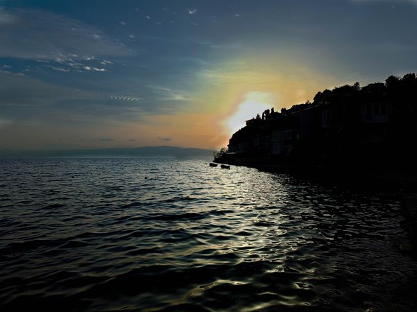 Sonnenbaden am Kieselstrand