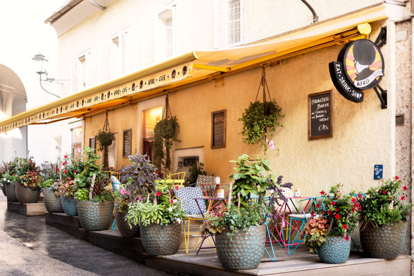 Bunte afrikanische Vibes beim Kaffee