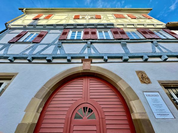 Erkunde die charmante Altstadt und ihren Wochenmarkt