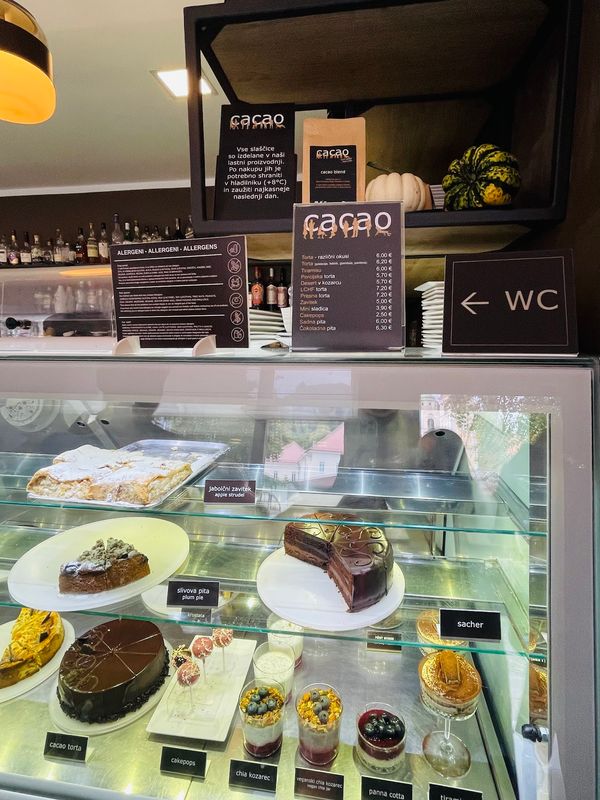 Süße Pausen am lebhaften Fluss mit exquisiten Kuchen und Eis