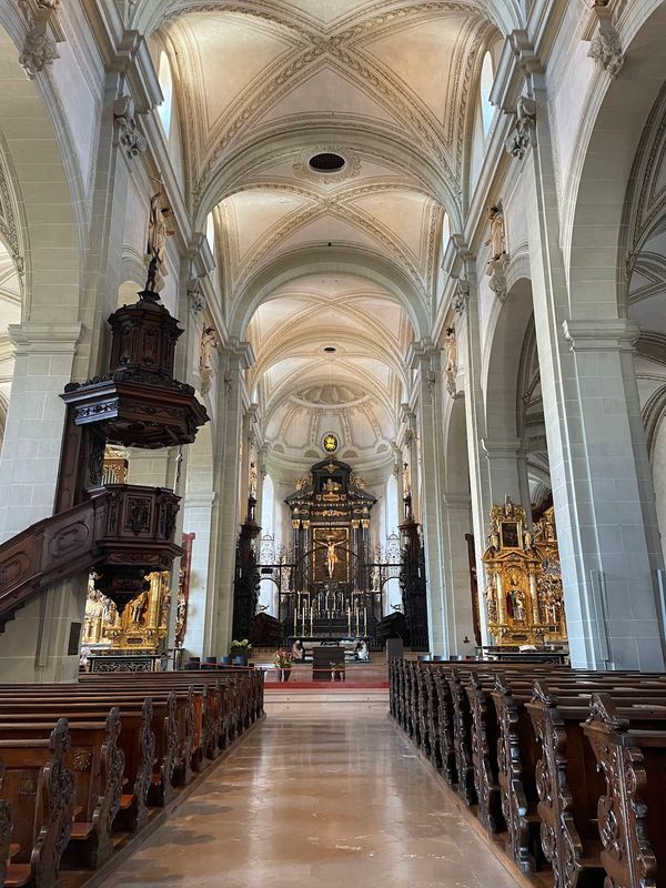 Lichtfestival in historischer Kirche