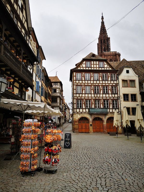 Lebendiger Markt in historischem Ambiente