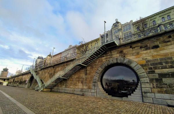 Lebendige Promenade am Flussufer