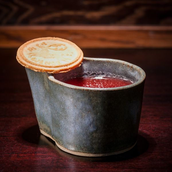 Cocktails in versteckter Speakeasy-Bar