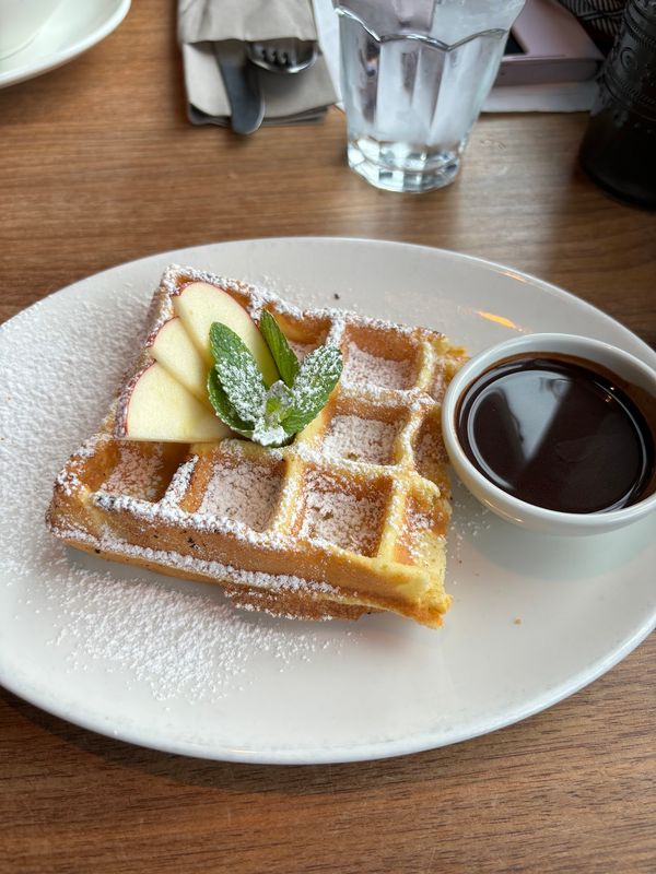 Genussvolles Frühstück am Wasser