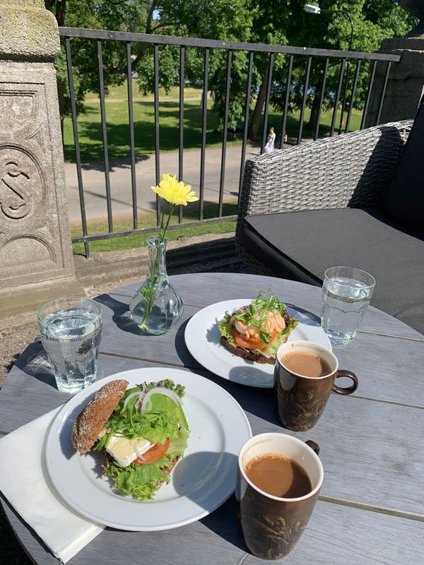 Malerische Kaffeepause im Grünen