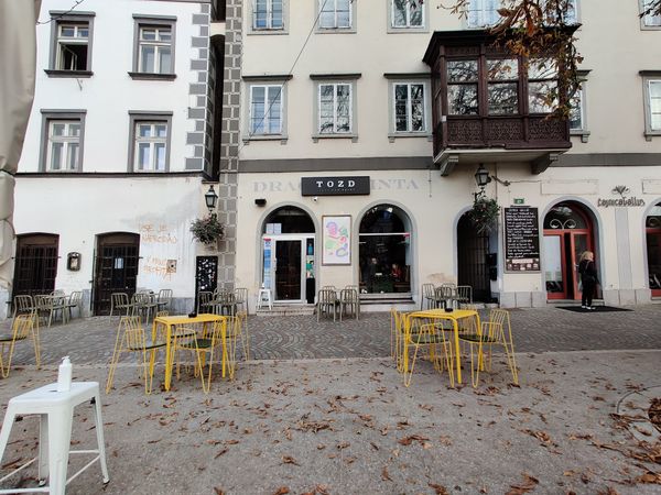 Einzigartiges Café-Erlebnis am Flussufer mit digitaler Note